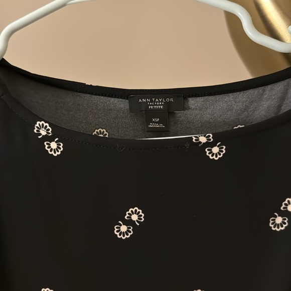 Ann Taylor blouse. - Picture 2 of 3